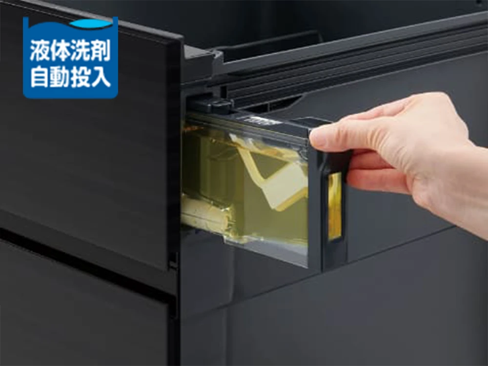 液体洗剤自動投入：本体の洗剤タンクに食洗機専用の液体洗剤を入れているところ