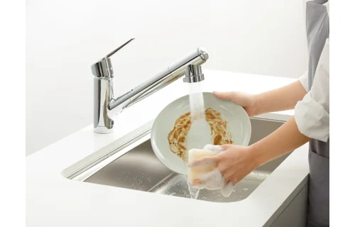 Clore+Bubbleのシャワーで皿を洗うところ