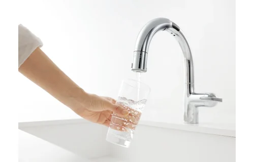 LCタッチレスで手をかざして水を出すところ