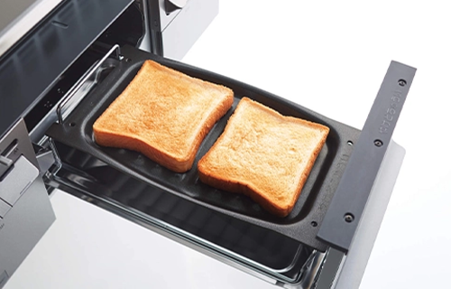 ファミのグリルでトーストを焼いているところ