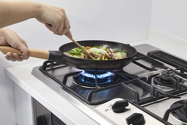 プラスドゥの鋳物ごとくで炒め物をしている様子