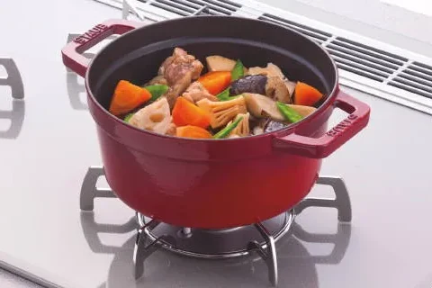 パロマ ウィズナのコンロで煮込み調理をしているところ