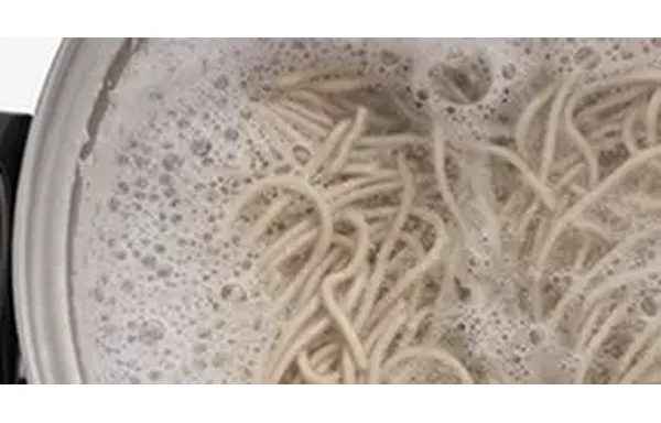 日立 MUTRAL で麺をゆでる様子