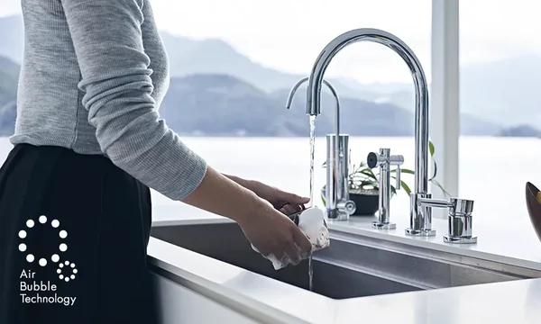 台所の水栓からウルトラファインバブルのお湯を出して食器を洗っているところ