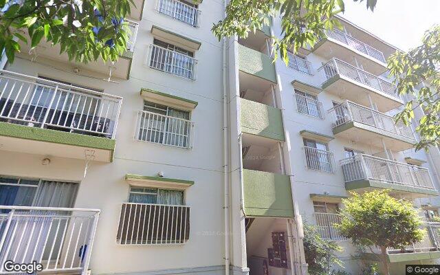 県営寒川新橋アパートの外観（Googleストリートビュー）