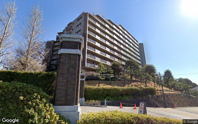 ユニヴェルシオール学園の丘の外観（Googleストリートビュー）