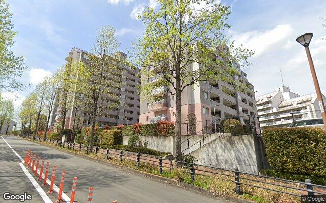 長池公園せせらぎ通り南の外観（Googleストリートビュー）