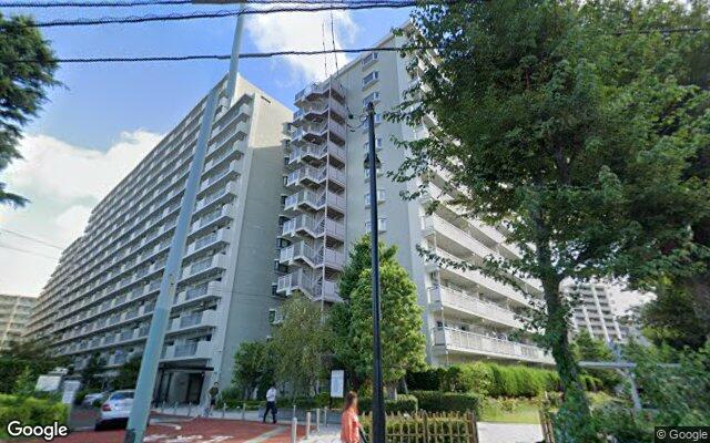 狛江セントラルハイツ3号棟の外観（Googleストリートビュー）