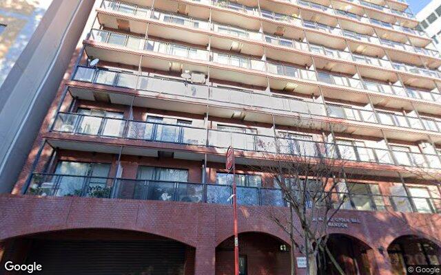 新宿御苑前マンションの外観（Googleストリートビュー）