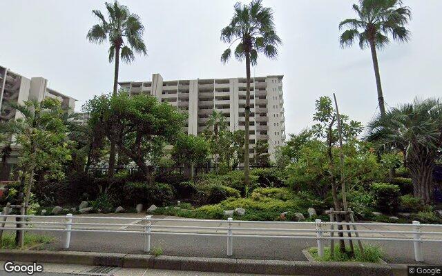 プラウド新浦安パームコートD棟の外観（Googleストリートビュー）
