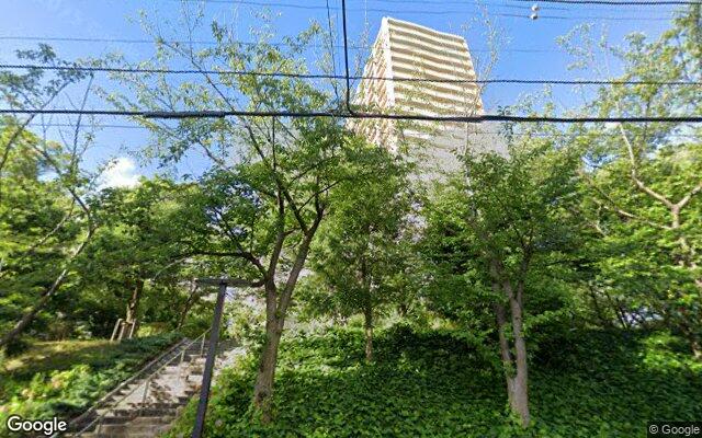 パークシティ市川A棟の外観（Googleストリートビュー）
