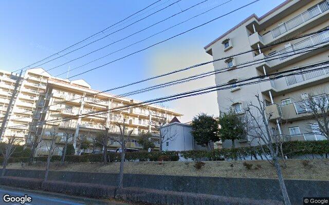 プラザ学園前7号棟の外観（Googleストリートビュー）