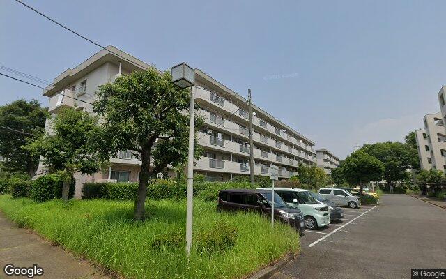 千葉ニュータウン内野団地2-6-17号棟の外観（Googleストリートビュー）