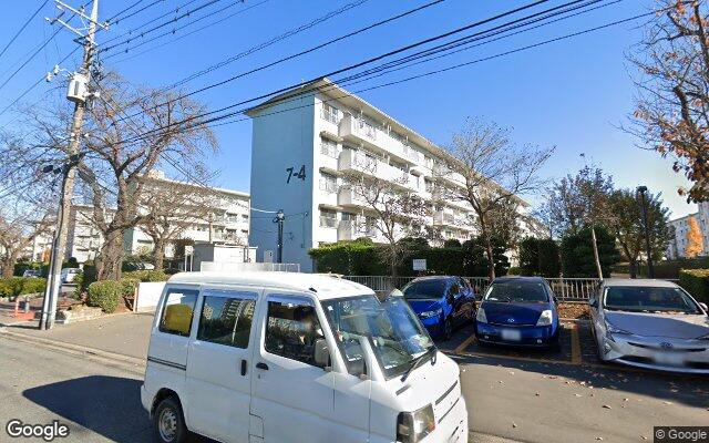 花見川団地7-4号棟の外観（Googleストリートビュー）