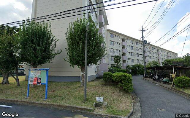 八潮伊草団地15号棟の外観（Googleストリートビュー）