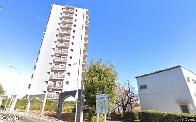 横浜若葉台団地4-30号棟の外観（Googleストリートビュー）