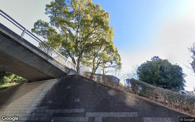横浜若葉台団地4-7号棟の外観（Googleストリートビュー）