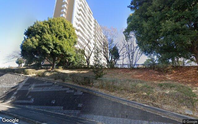 横浜若葉台団地4-10号棟の外観（Googleストリートビュー）