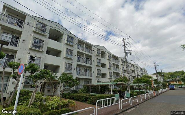 とみおか団地3号棟の外観（Googleストリートビュー）