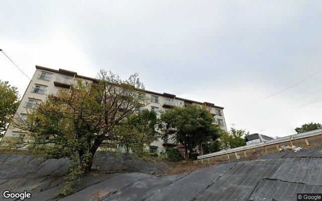 港南百合ヶ丘ハイツ9号棟の外観（Googleストリートビュー）
