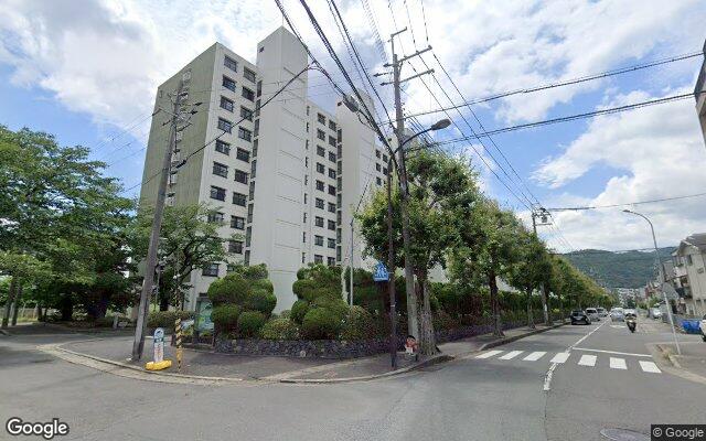 嵐山ロイアルハイツ3号棟の外観（Googleストリートビュー）