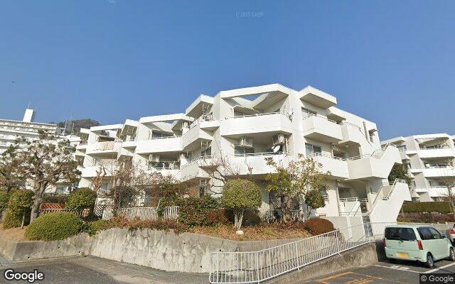 鈴が峰第3住宅2号棟の外観（Googleストリートビュー）
