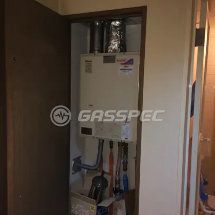 施工前の給湯器（RUF-2406SAFF）