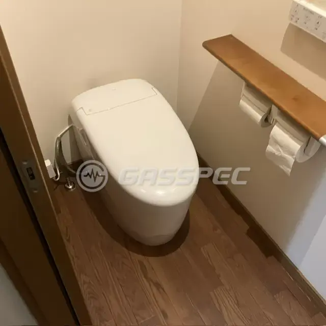 クッションフロア張替え後のトイレ（木目のクッションフロアで、落ち着いた色のトイレに）