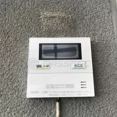 取り付けた長府製作所の台所リモコン。運転入切とecoのボタンがある