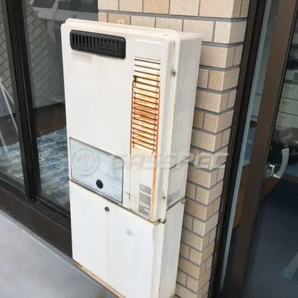 施工前の給湯器