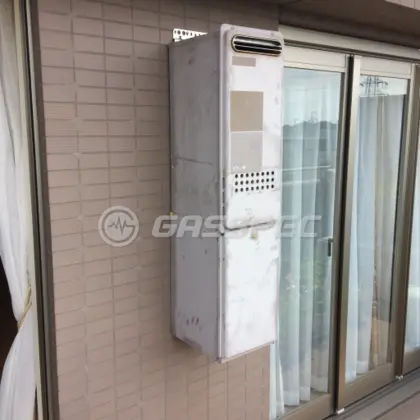 施工前の給湯器