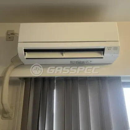 施工後のエアコン（三菱 MSZ-GV4025S-W）