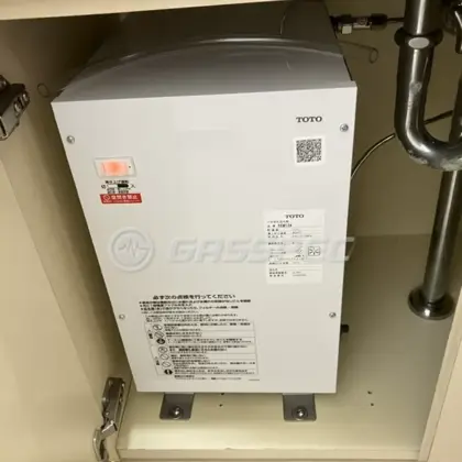 施工後の電気温水器（TOTO REM12A）