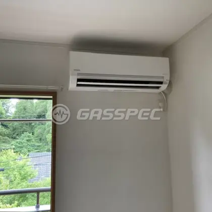 施工後のエアコン（日立 RAS-AJ4026S(W)）