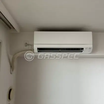 施工後のエアコン（三菱 MSZ-GV4026S-W）