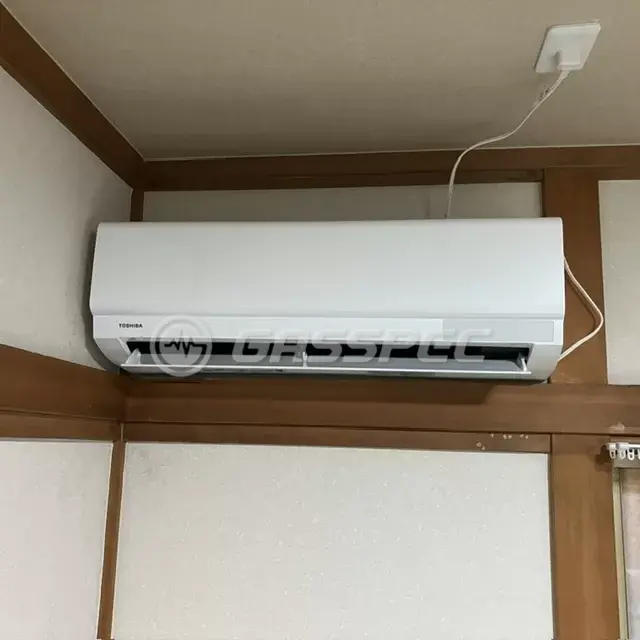 設置後のエアコン（東芝 RAS-2216TL）