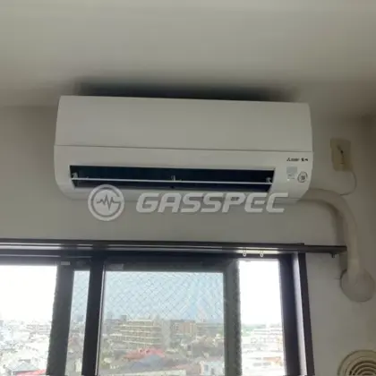 施工後のエアコン（三菱 MSZ-AXV2826-W）