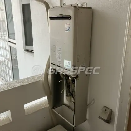 施工前の給湯器（RUX-V2406W-E）