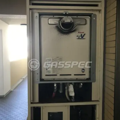 施工前の給湯器（RUF-V2405SAT）