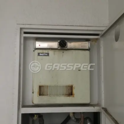 施工前の給湯器