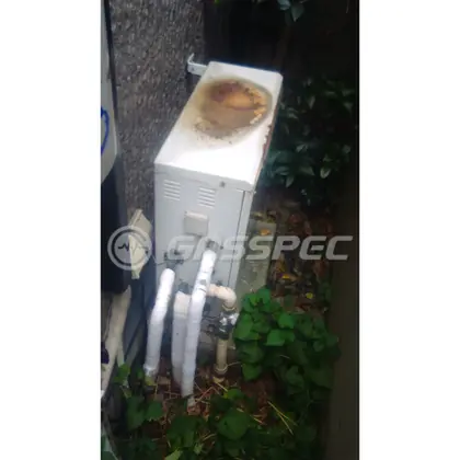 施工前の給湯器