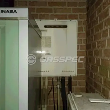 施工前の給湯器