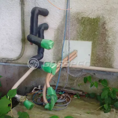 施工前の給湯器