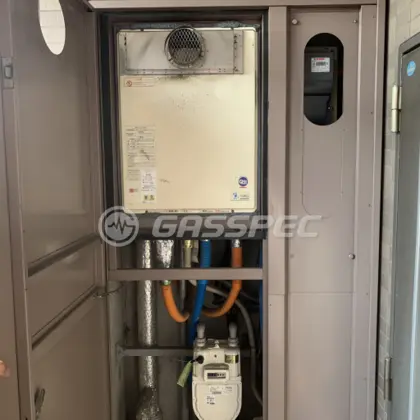 施工前の給湯器（OURB-2450SAQ-T）