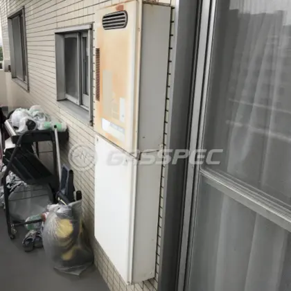 施工前の給湯器