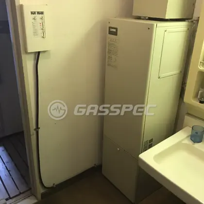施工前の給湯器（AD-200FFA）
