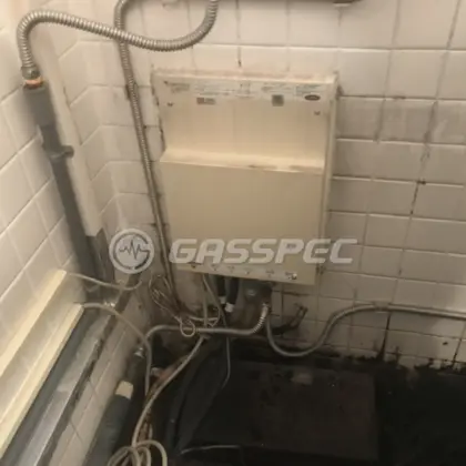 施工前の給湯器（HOL-1600DA）