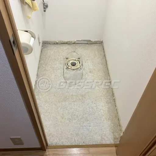 便器を外したトイレの床。便器の下まで床の全面が出ている