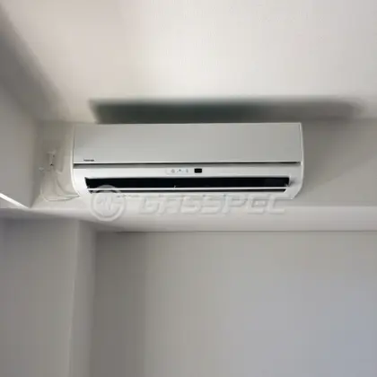 施工後のエアコン（東芝 RAS-2257V）