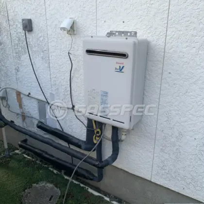 施工前の給湯器（RUX-V2406W-E）